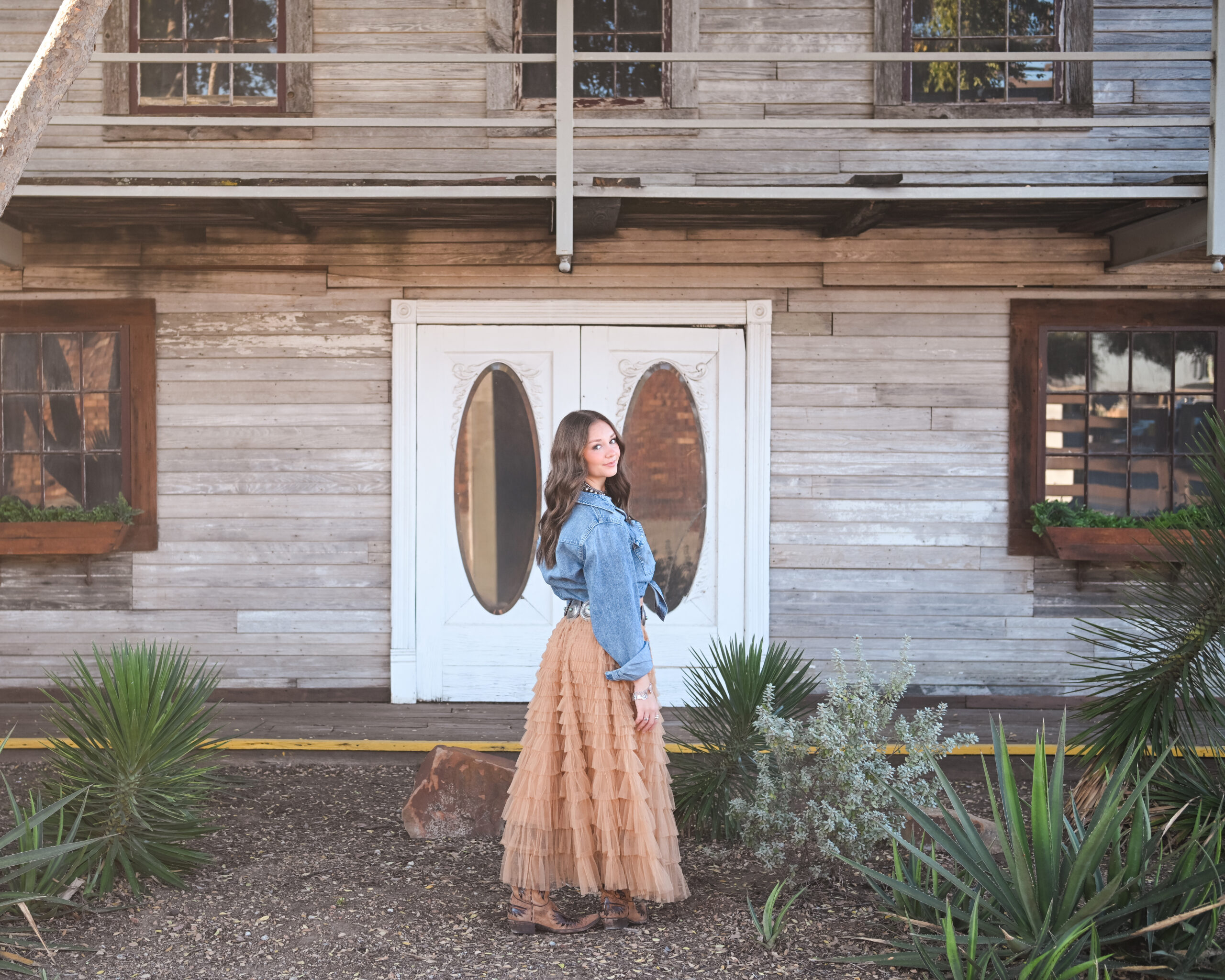 senior-posing-stockyards-fw
